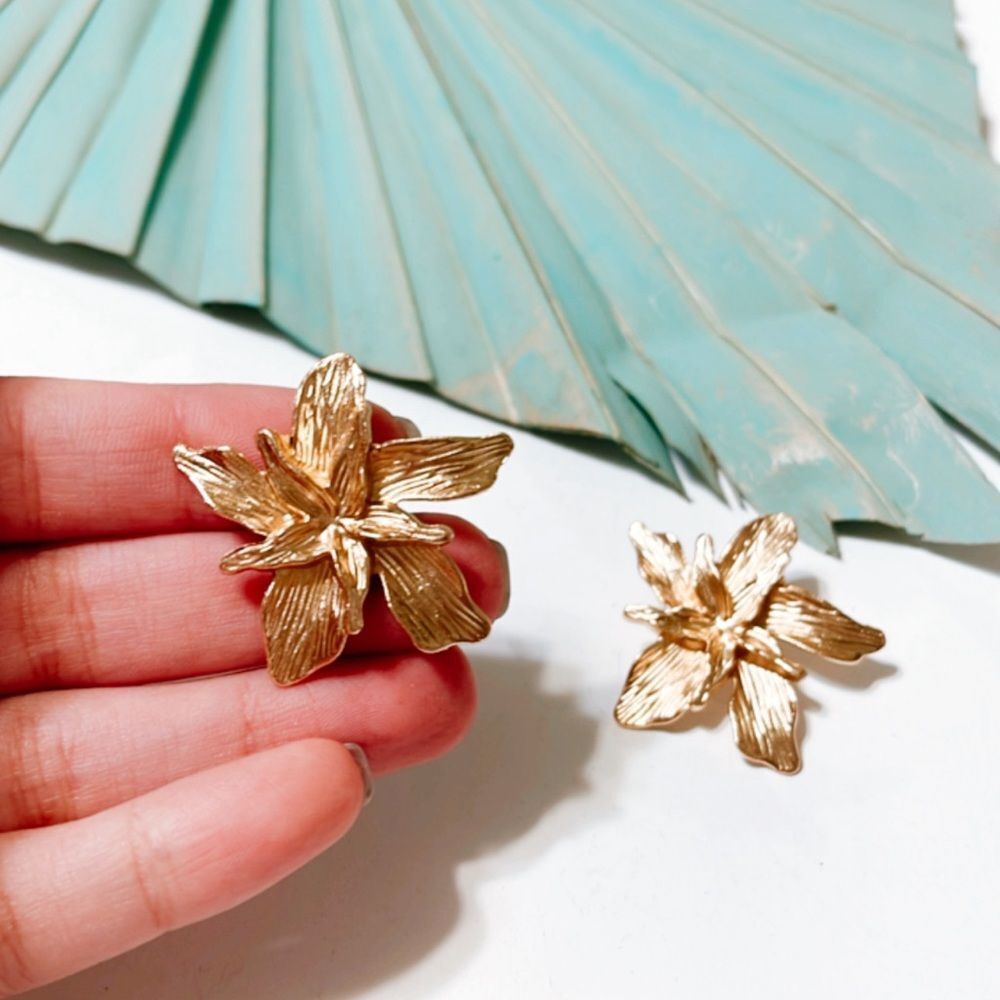 Gold flower stud earrings S142 - Picture 2 of 3